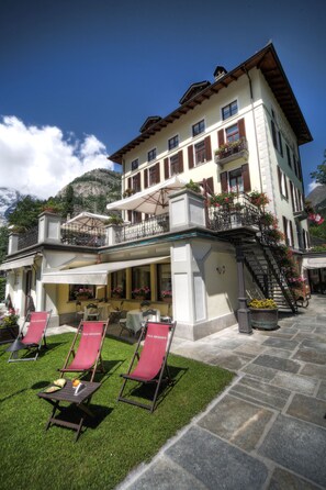 Property entrance - Villa Novecento (Courmayeur)