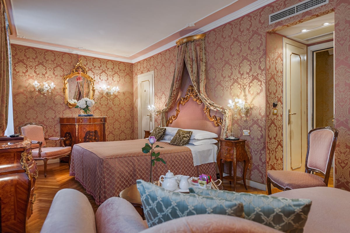 Room, Canal View (Prestige) | Living area