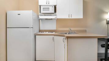 Refrigerador, microondas, placa de cocina