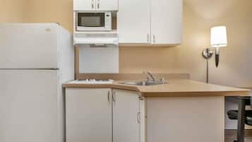 Studio, 2 tweepersoonsbedden, niet-roken | Privékitchenette | Een koelkast, een microgolfoven, een kookplaat