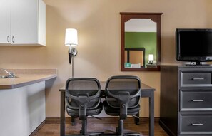 办公桌、免费 WiFi、床单