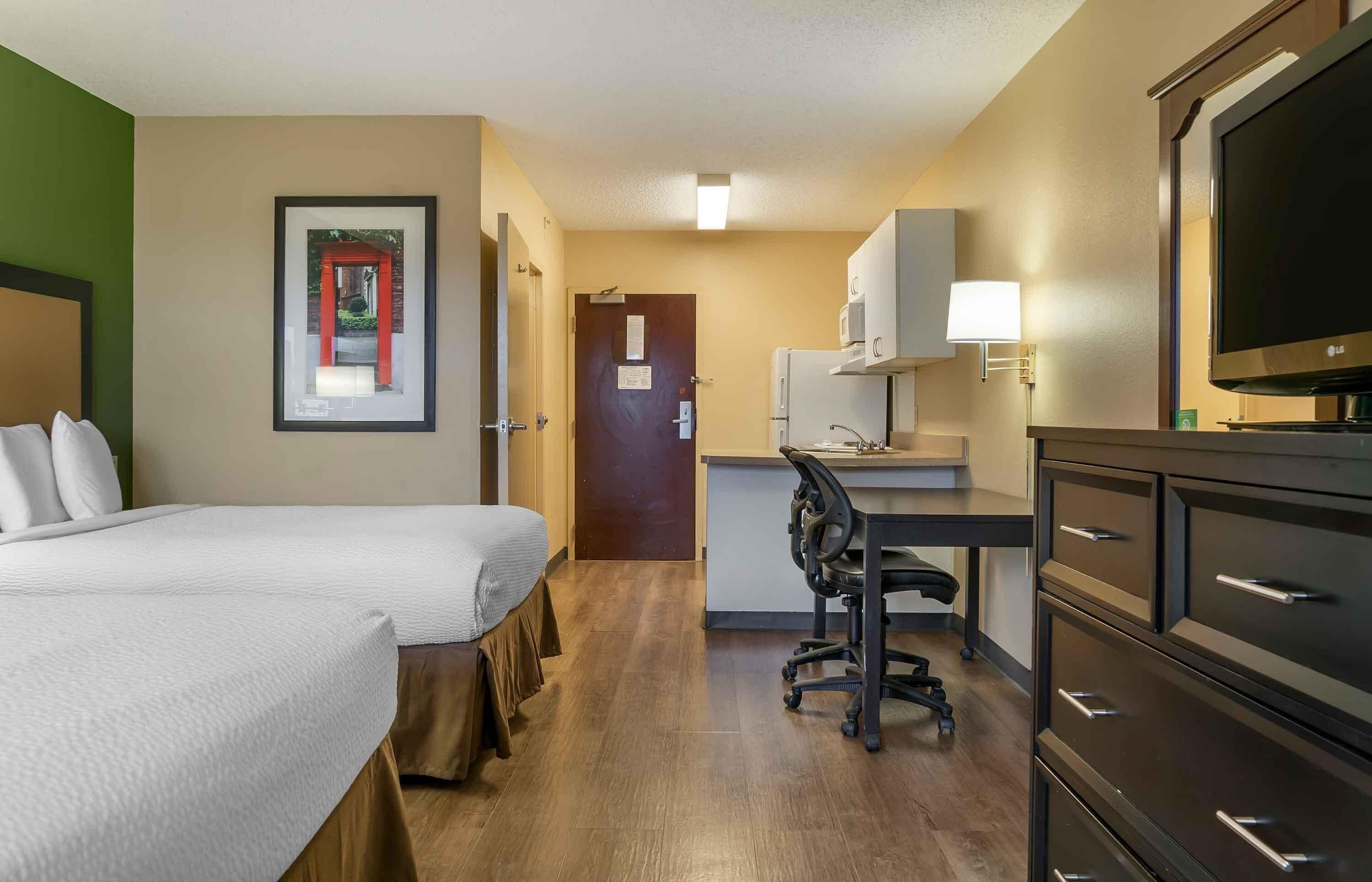Studio, 2 Double Beds, Non Smoking | Desk, free WiFi, bed sheets