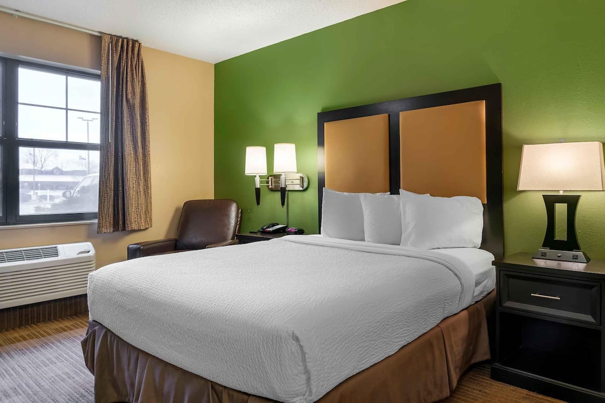 書桌、免費 Wi-Fi、床單