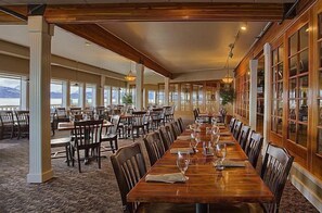 Petit-déjeuner, déjeuner et dîner servis sur place, vue sur la plage