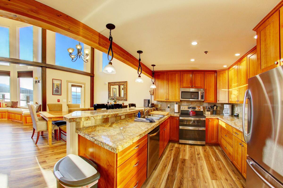 double room, 3 bedrooms, kitchen, bay view | private kitchen | microwave, coffee/tea maker