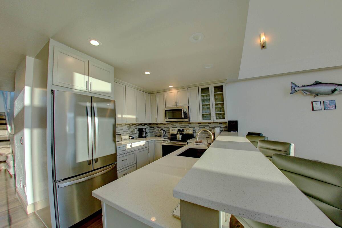 double room, multiple bedrooms, kitchen, bay view | private kitchen | microwave, coffee/tea maker