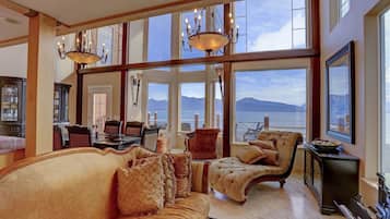 Apartment, Küche, Buchtblick | Wohnbereich | 30-Zoll-Flachbildfernseher mit Satellitenempfang