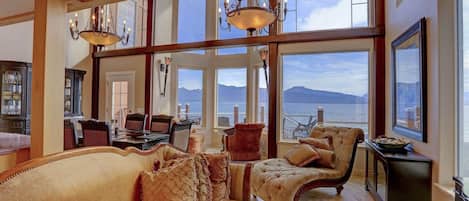 Leilighet, kjøkken, utsikt mot bukt | Oppholdsområde | En 30-tommers Flatskjerm-TV med Parabol-TV