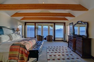 Tabla de planchar con plancha, wifi gratis y ropa de cama 