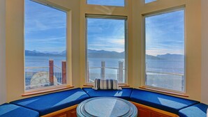 Condo, 3 Bedrooms, Kitchen, Bay View | Ruang tamu | 30 inci televisyen skrin rata dengan satelit 