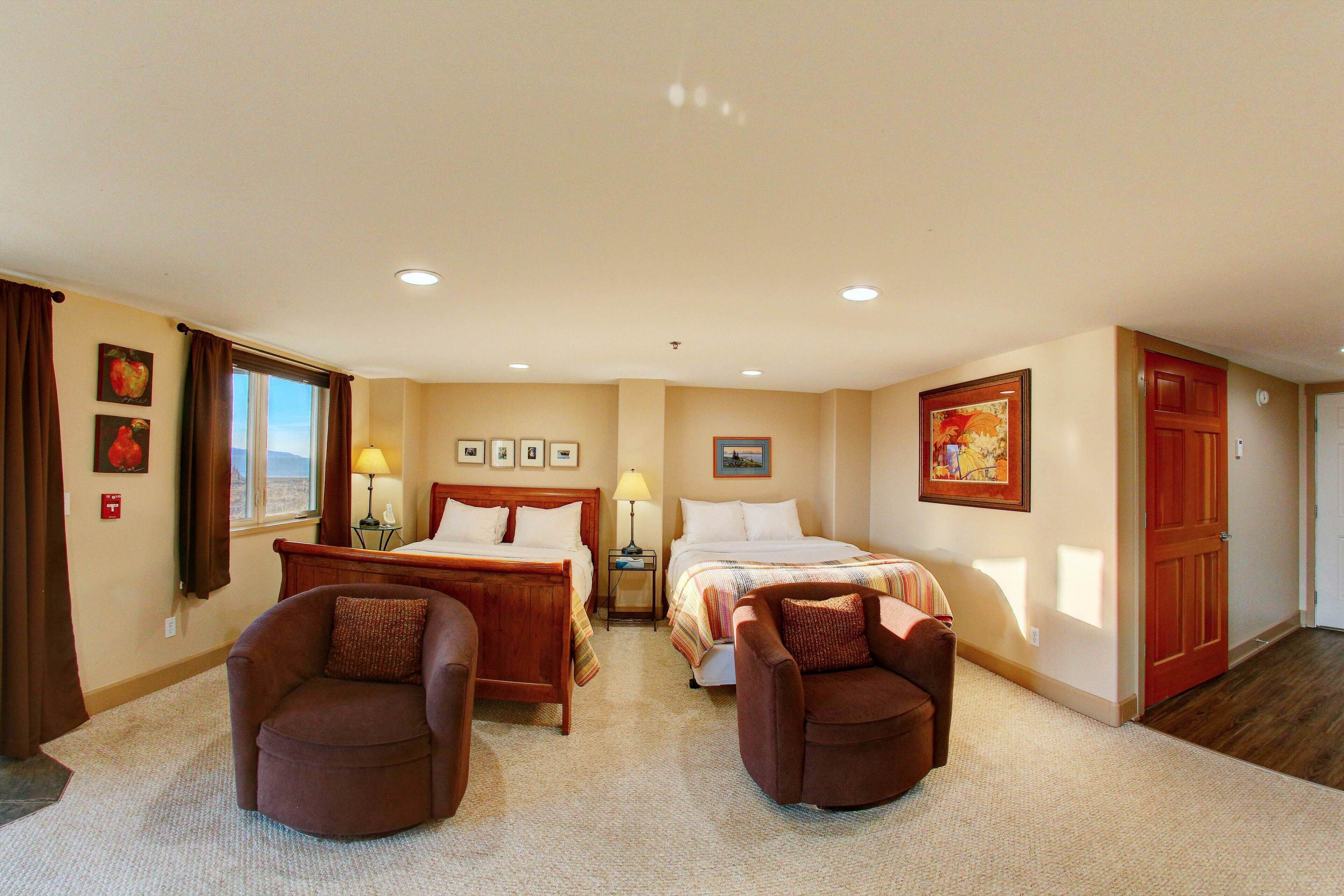 Estúdio, 2 camas Queen, vista parcial para o oceano, no piso térreo | Ferros/tábuas de passar roupa, Wi-Fi de cortesia, roupa de cama