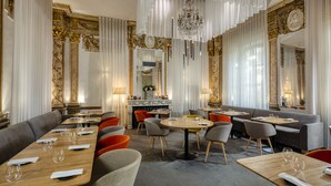 Un espace de restauration luxueux, agrémenté d’élégants lustres, de sièges confortables et d’une décoration raffinée.