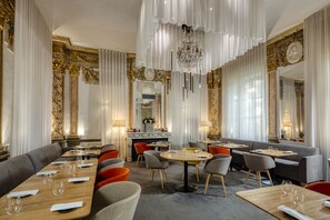 Se sirven desayunos, almuerzos y cenas; con vista al jardín