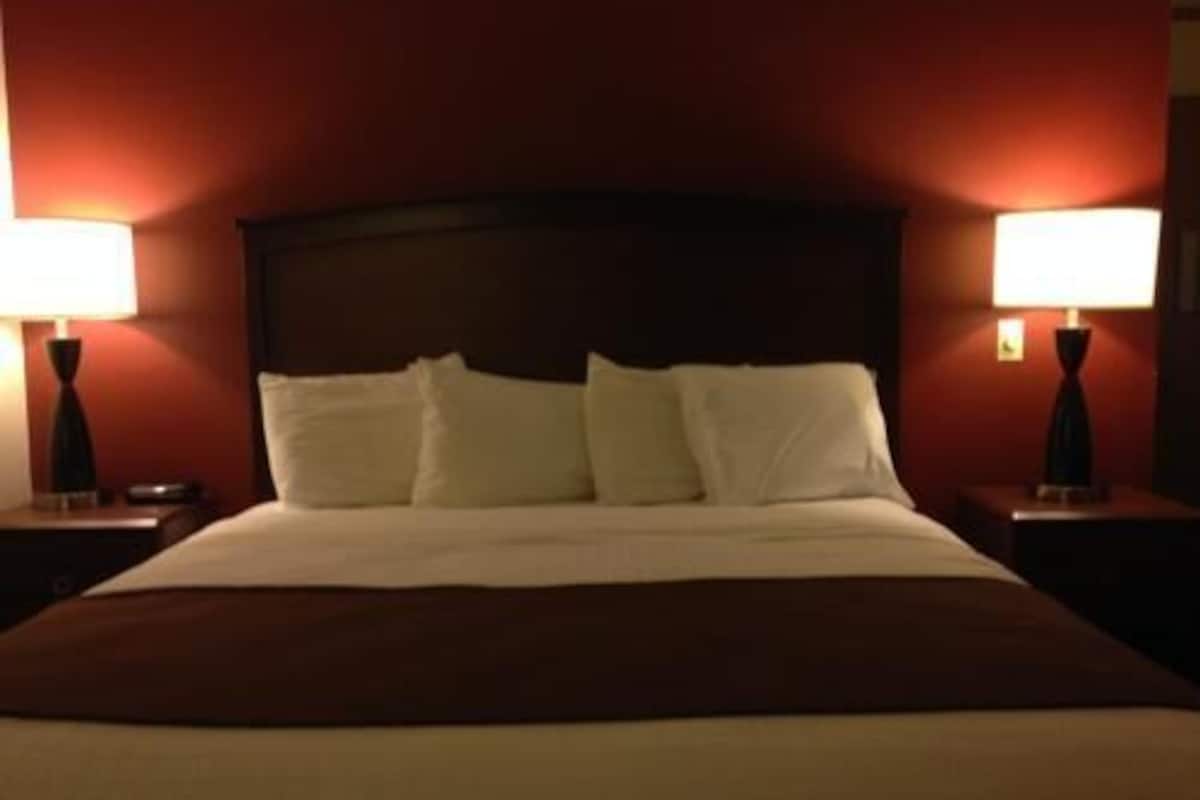 Escritorio, espacio para trabajar con laptop y cortinas blackout