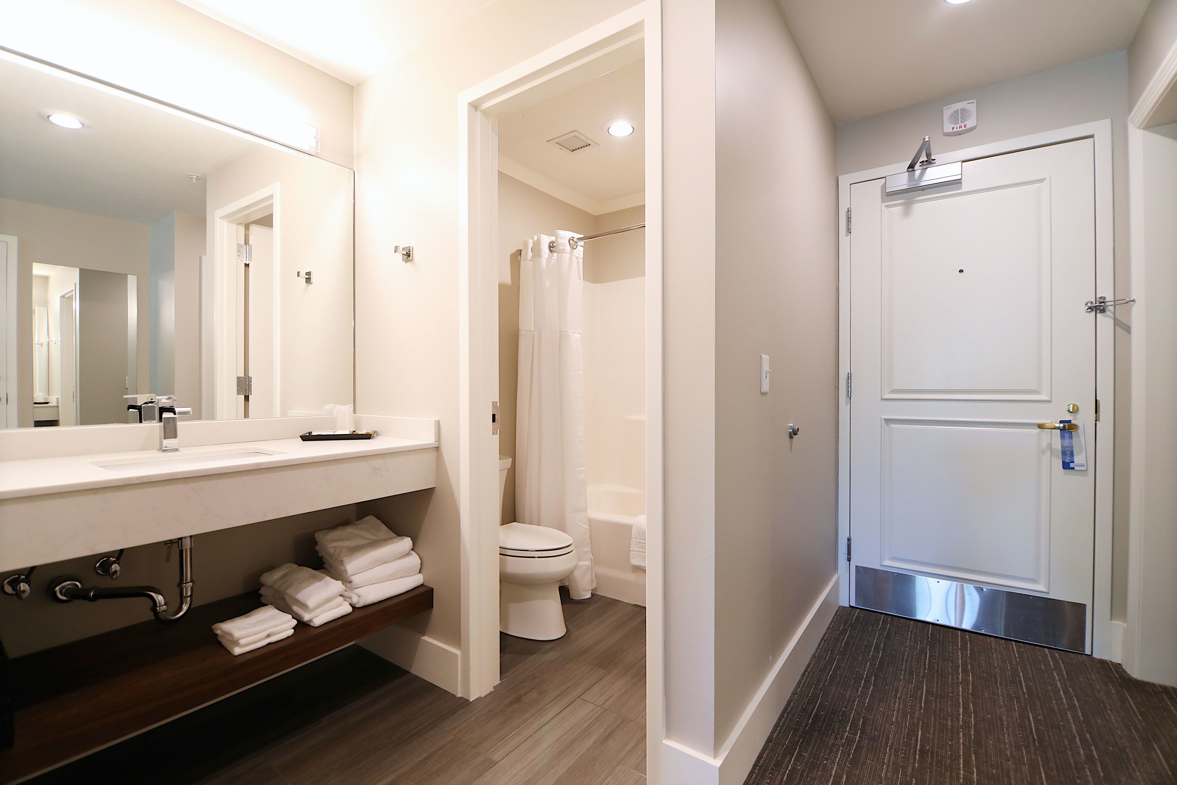 combined shower/bathtub, free toiletries, hair dryer