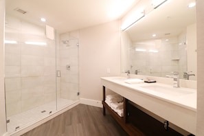 Suite, 1 chambre | Salle de bain | Ensemble douche/baignoire, articles de toilette gratuits, sèche-cheveux