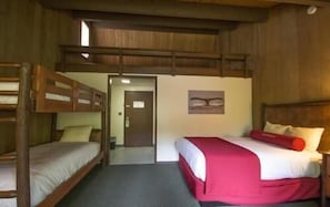 1 quarto, escrivaninha, roupa de cama