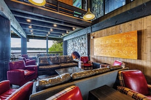 Lobby lounge