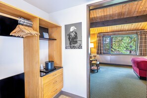 Standard Room, 1 King Bed | 1 bedroom, desk, bed sheets