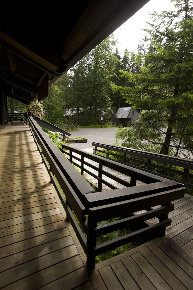 Glacier Bay Lodge & Tours by null