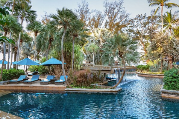 3 piscines extérieures, parasols de plage, chaises longues