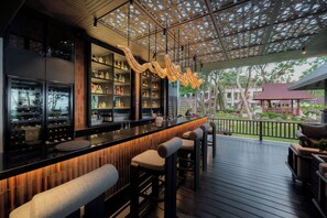 5 bares o lounges, bar en la alberca, bar junto a la alberca 