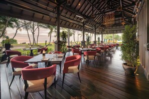 10 Restaurants; Frühstück, Mittagessen und Abendessen werden serviert
