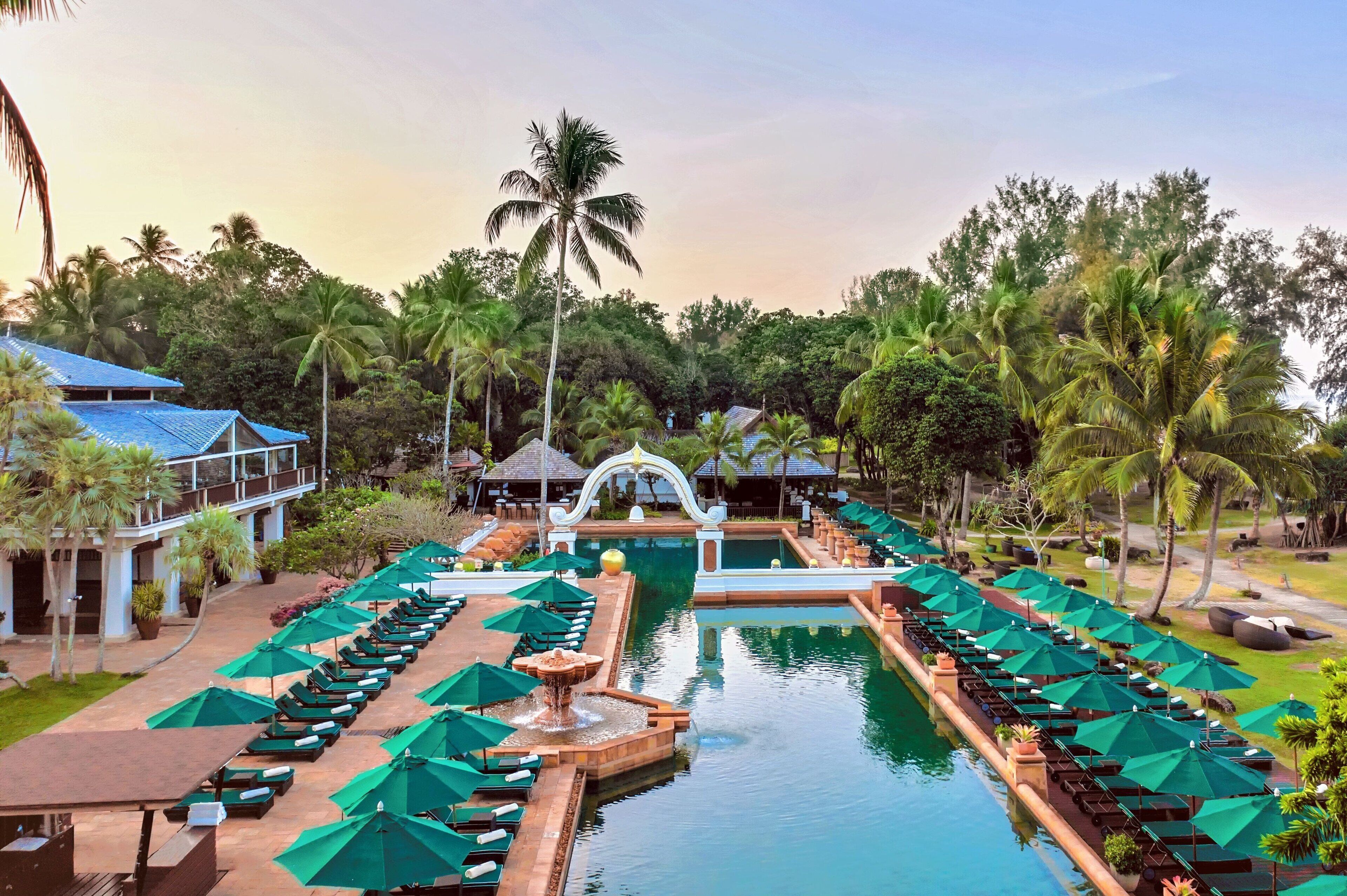 3 piscinas al aire libre, sombrillas, sillones reclinables de piscina