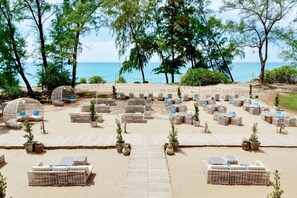 Plage, chaises longues, parasols, serviettes de plage