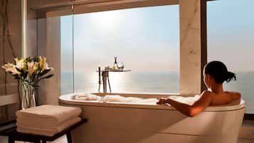 Suite ejecutiva, 1 cama matrimonial, para no fumadores, vista al océano | Playa | En la playa