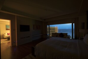 1 King Bed, Ocean View, Executive Lounge Access, Sunset Suite | Premium bedding, down comforters, minibar, in-room safe