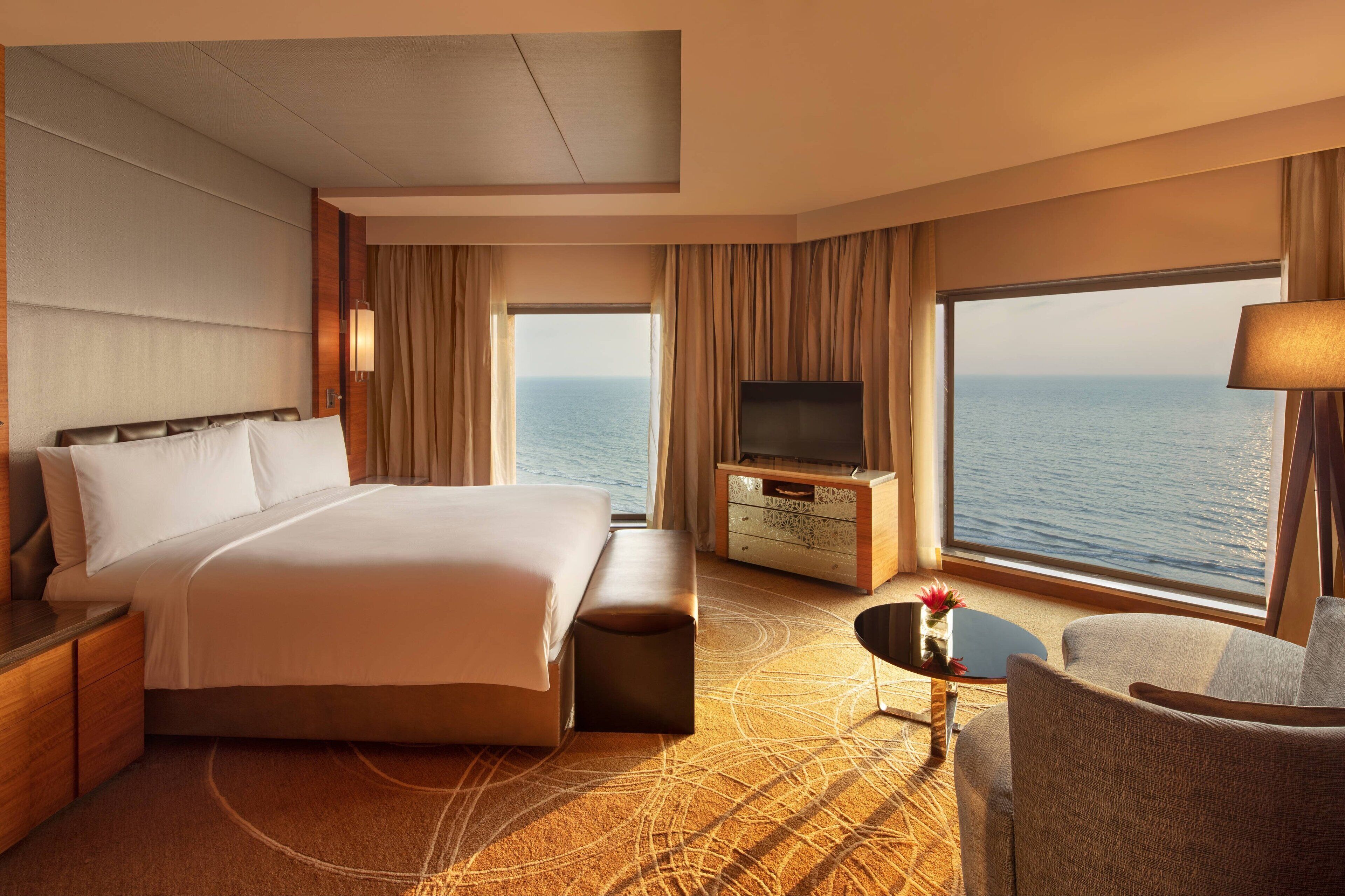 Royal suite, 1 kingsize bed | Luxe beddengoed, donzen dekbedden, een minibar, een kluis op de kamer