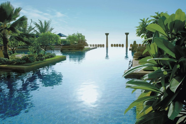 2 piscines extérieures, parasols de plage, chaises longues