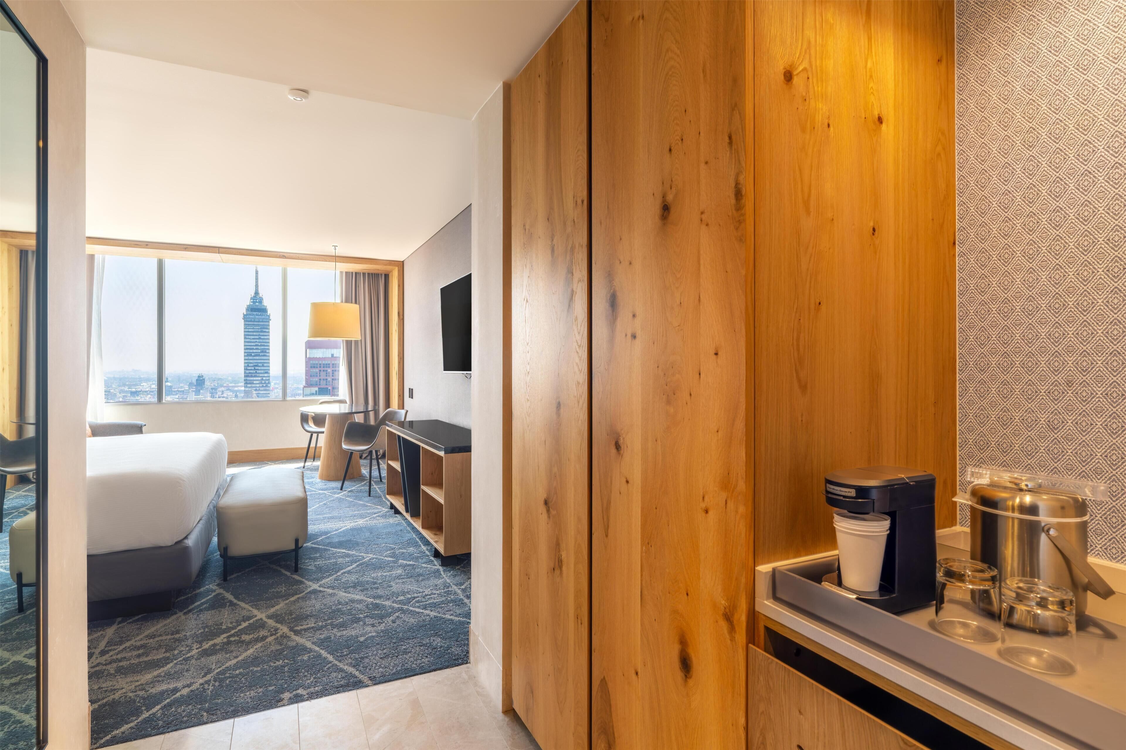 Signature 1 King Bed | 1 多间卧室、防过敏的被褥、迷你吧、客房内保险箱