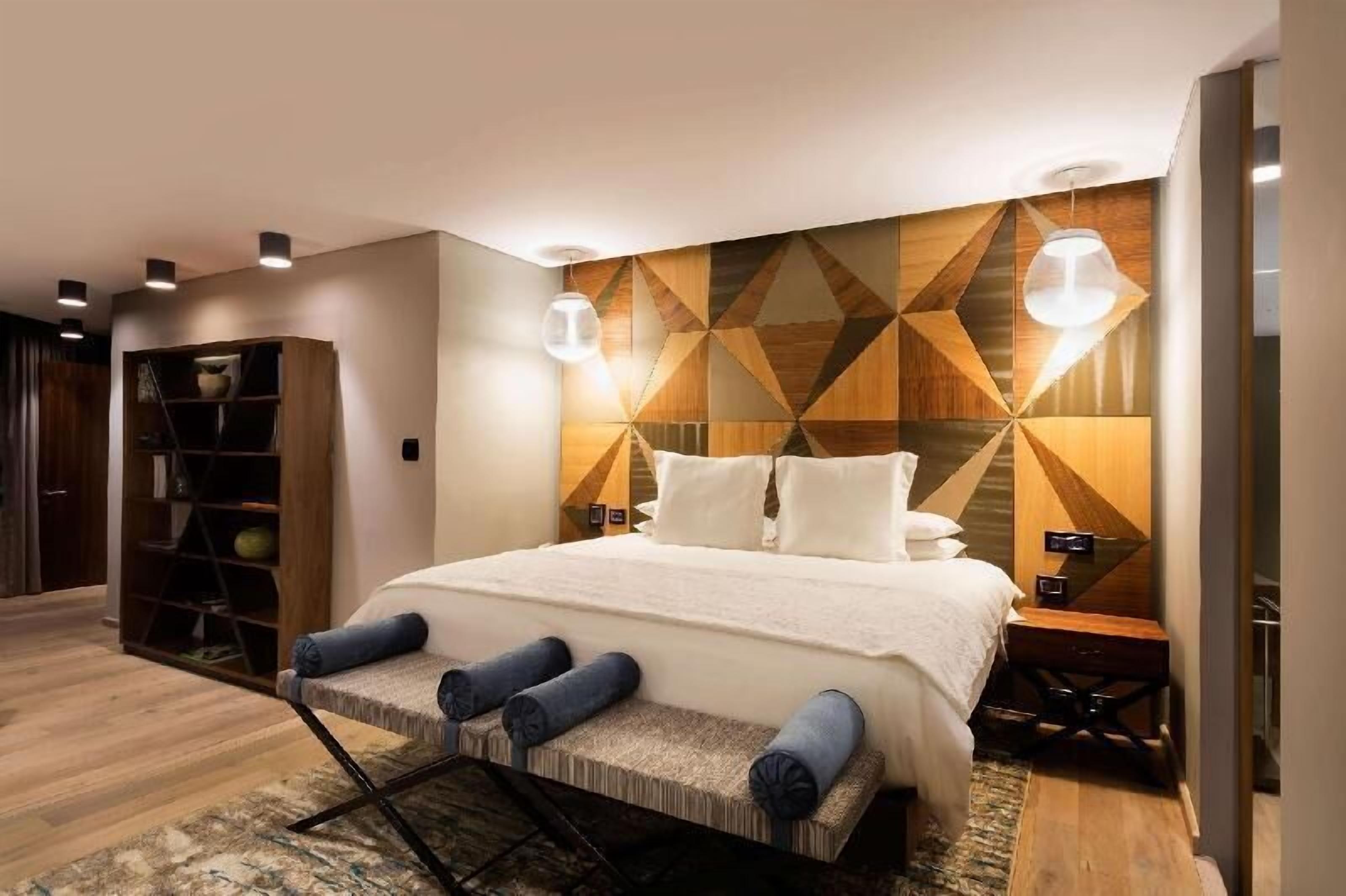 1 bedroom, hypo-allergenic bedding, minibar, in-room safe