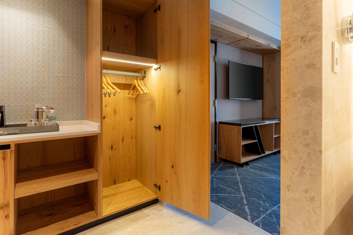 1 King Bed Accesible Room | 1 bedroom, hypo-allergenic bedding available, minibar, in-room safe
