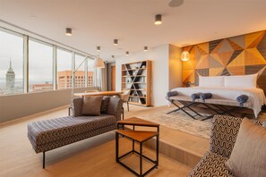 Suite presidencial, 1 cama de matrimonio grande | Zona de estar | Una televisión de pantalla plana, una estación de conexión para MP3