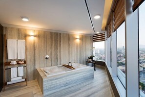 Presidential-Suite, 1 King-Bett | Badezimmer | Dusche, Haartrockner, Handtücher