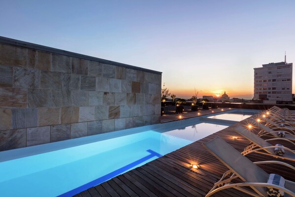 Una piscina cubierta, una piscina al aire libre