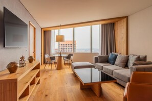 Business Suite 1 King bed | Living area | Flat-screen TV, MP3 dock - Hilton Mexico City Reforma (Mexico City)