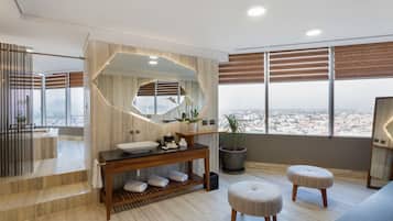 Suite presidencial, 1 cama King size | Baño | Regadera, secadora de cabello, toallas