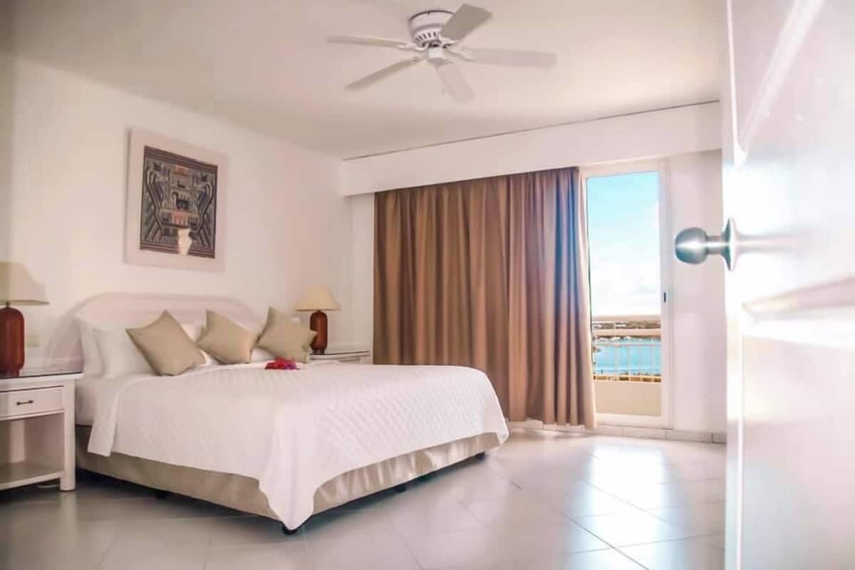 Deluxe Suite, 2 Bedrooms, Ocean View | Room amenity
