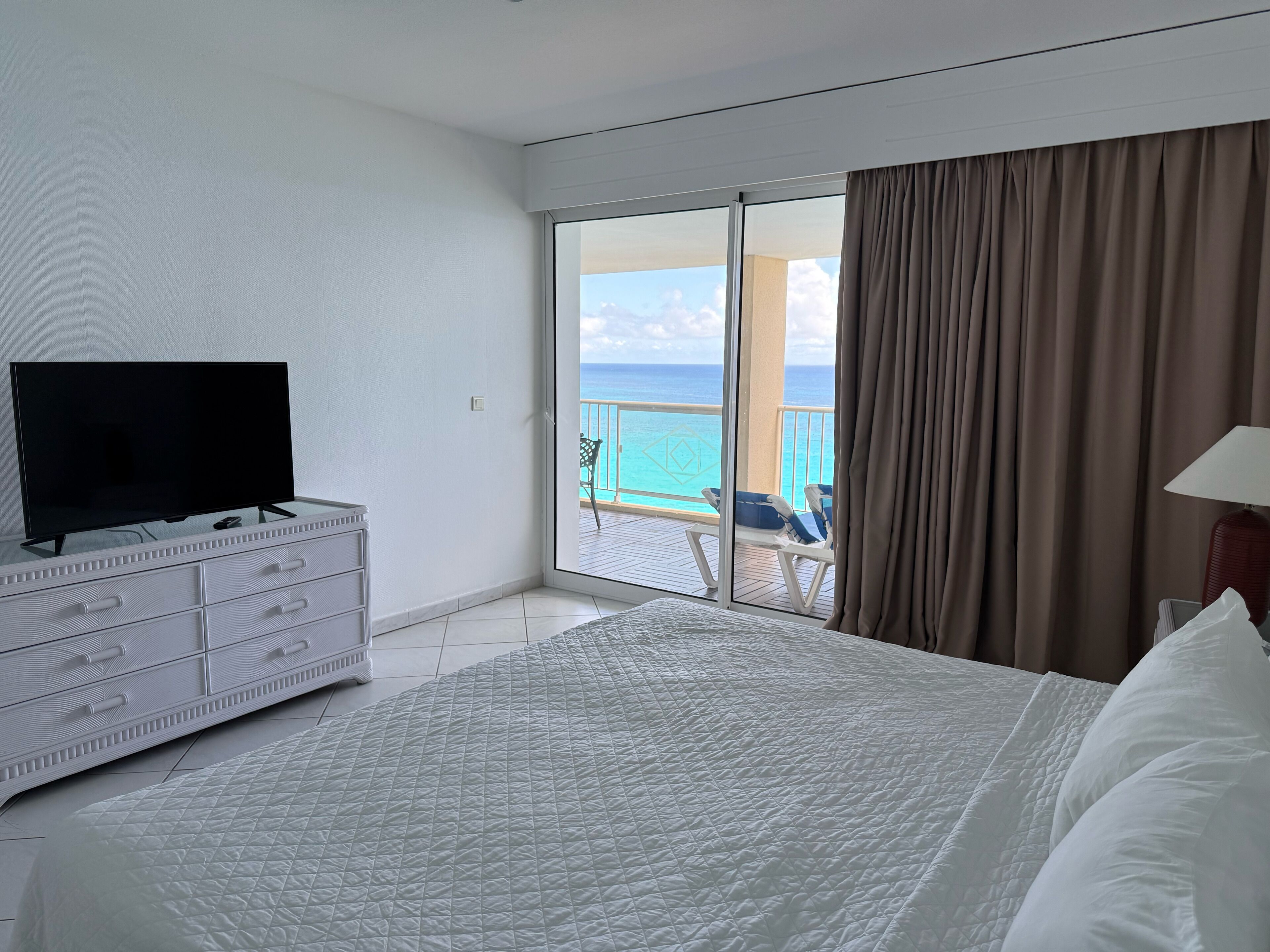 Deluxe Suite, 1 Bedroom, Ocean View | In-room safe, blackout drapes, soundproofing, iron/ironing board