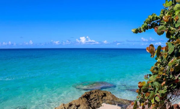 Una playa cerca, arena blanca, camas de playa gratis