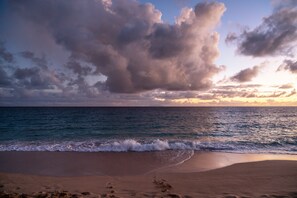 Am Strand, weißer Sandstrand, Strandtücher