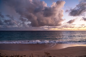 Am Strand, weißer Sandstrand, Strandtücher
