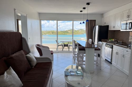 Suite Superior, 1 camera da letto, vista laguna | Area soggiorno | TV 100 cm con canali via cavo