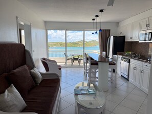 高級套房, 1 間臥室, 湖景 | 起居區 | 100-公分電視，提供有線頻道