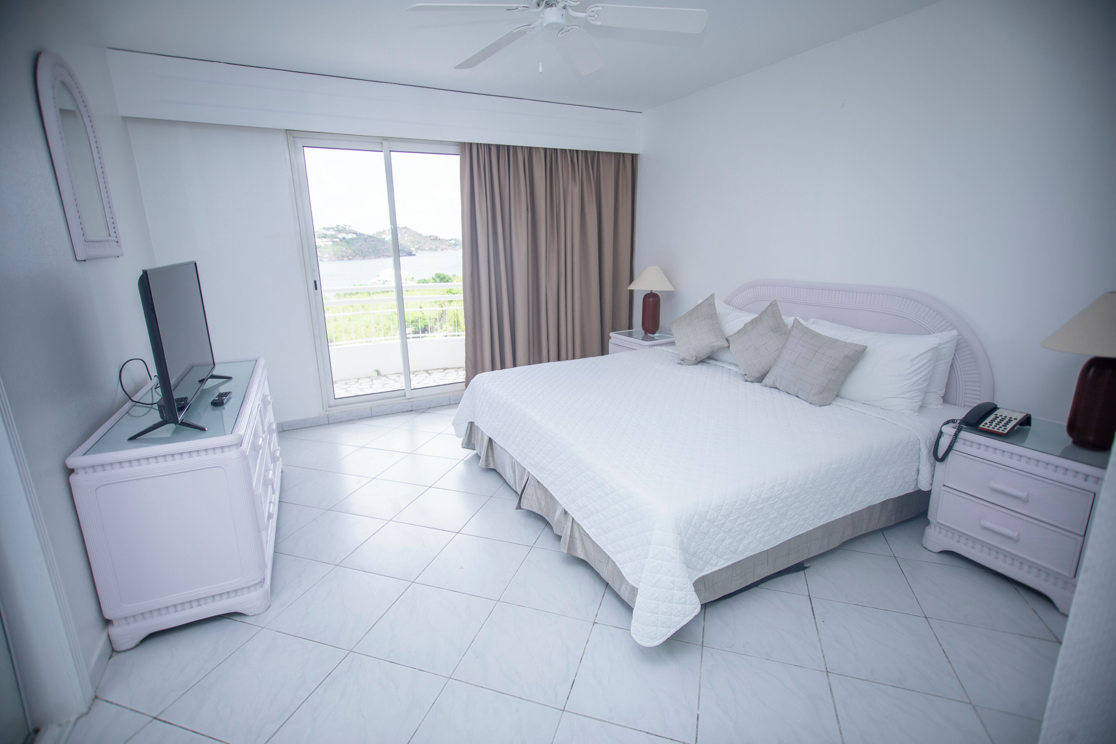 Deluxe Suite, 1 Bedroom, Ocean View | In-room safe, blackout curtains, soundproofing, iron/ironing board