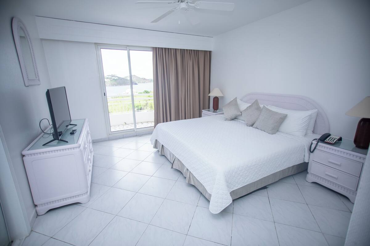 Deluxe Suite, 1 Bedroom, Ocean View | In-room safe, blackout drapes, soundproofing, iron/ironing board
